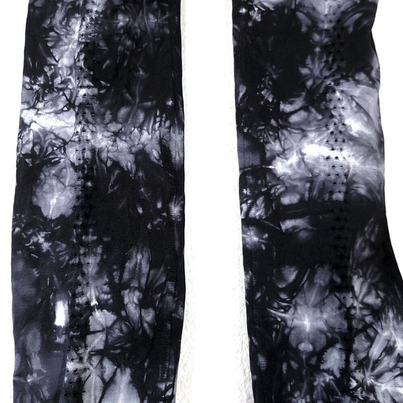 FREE PEOPLE Om Shanti Good Karma Ankle Crop Yoga Leggings Black Tie Dye XS Small - Picture 9 of 10
